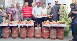 प्रधानमंत्री उज्जवला योजना के अन्तर्गत आठ लाभपात्रियों को बांटे नये गैस कनैक्शन