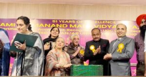 प्रसिद्ध गीतकार नवजीत मुल्तानी के गीतों में झूमा पूरा कॉलेज