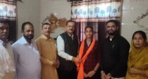 कमाही देवी की अनामिका ठाकुर को सम्मानित करते हुए रघुनाथ राणा तथा गणमान्य