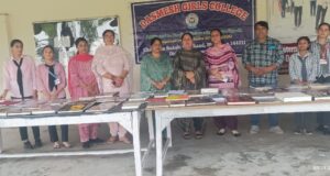 दसमेश गर्ल्स महाविद्याल fyय में लगाई गई पुस्तक प्रदर्शनी