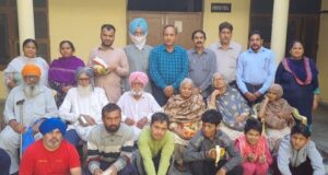 ਪ੍ਰਿੰਸੀਪਲ ਸੁਰੇਸ਼ ਅਰੋੜਾ,ਜਸਵਿੰਦਰ ਕੈਂਥ, ਬਲਵਿੰਦਰ ਸਿੰਘ,ਅਜੀਤ ਸਿੰਘ ਅਤੇ ਸੁਰਿੰਦਰ ਕੁਮਾਰ ਦੀਵਾਲੀ ਦੇ ਮੌਕੇ ਤੇ ਮੰਦ ਬੁੱਧੀ ਬੱਚਿਆਂ ਅਤੇ ਬਜ਼ੁਰਗਾਂ ਨਾਲ