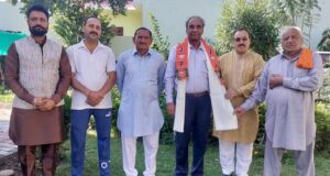 बलकीश राज को सम्मानित करते भाजपा नेता