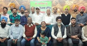 बैठक दौरान प्रिं.चौधरी, चेयरमैन ढोसीवाल, मौजूद दूसरे नेता एवं अन्य सदस्य