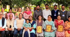 ਗੁਰਵੀਰ ਕੌਰ ਨੂੰ ਸਨਮਾਨਿਤ ਕਰਨ ਮੌਕੇ ਚੇਅਰਮੈਨ ਢੋਸੀਵਾਲ, ਸਕੂਲ ਪ੍ਰਿੰਸੀਪਲ ਅਤੇ ਹੋਰ