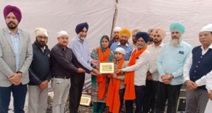 शहीद के परिजनों को सम्मानित करते हुए ब्रिगेडियर सतिंदर औलख, रविंदर विक्की व अन्य