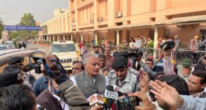 मुख्यमंत्री को पोस्टर और सेल्फी के मोह में न पड़कर प्रशासन पर ध्यान देने की है जरूरत