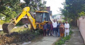 गली का पुननिर्माण कार्य शुरू करवाते हुए सरपंच प्रभात शर्मा,पंच नीलम भाखन व मौजूद मुहल्ले निवासी