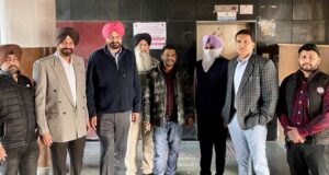 पुलिस की गिरफ्त में रिश्वत लेता पकड़ा गया पटवारी