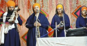 ਮਹਾਨ ਕੀਰਤਨ ਦਰਬਾਰ ਮੌਕੇ ਕੀਰਤਨ ਕਰਦੇ ਹੋਏ ਬੀਬੀ ਦਲੇਰ ਕੌਰ ਖਾਲਸਾ ਤੇ ਭਾਈ ਸਰਬਜੀਤ ਸਿੰਘ ਪਟਨਾ ਸਾਹਿਬ