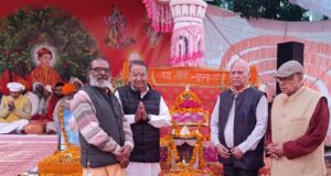 महंत राम प्रकाश दास की पुण्यतिथि पर हवन-यज्ञ करते महंत रमेश दास तथा श्रद्धांजलि अर्पित करते हुए गणमान्य