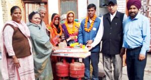 प्रधानमंत्री उज्जवला योजना के अन्तर्गत दो और लाभार्थियों को बांटे नये गैस कनैक्शन