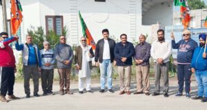 भाजपा वर्करों के साथ खुशी मनाते हुए स्टेट कार्यकरणी सदस्य संजीव मन्हास व अन्य