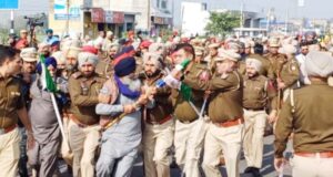 शुगर मिल के सामने हाईवे जाम किए बैठे किसानों को पुलिस ने खदेड़ा, ले गई गाड़ी में बिठाकर