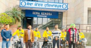 ਜ਼ਿਲ੍ਹੇ ਵਿਚ ਤਾਇਨਾਤ ਕੀਤੇ ਗਏ ਸੇਵਾ ਸਹਾਇਕ, ਜ਼ਿਲ੍ਹਾ ਆਈ.ਟੀ ਮੈਨੇਜਰ ਰਣਜੀਤ ਸਿੰਘ ਅਤੇ ਹੋਰਨਾਂ ਅਧਿਕਾਰੀਆਂ ਨਾਲ