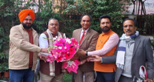 तरुण चुघ से मुलाकात करते हुए बलकीश राज,शम्भू नाथ भारती साथ में अन्य