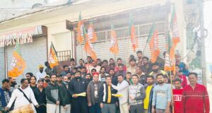 भाजपा की बड़ी जीत पर रमन घई का मुंह मीठा करवाते हुए कार्यकर्ता