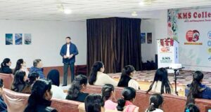 प्रधानमंत्री नरेंद्र मोदी का लाइव ऑनलाइन भाषण सुनते हुए विद्यार्थी और फैकल्टी मेंबर