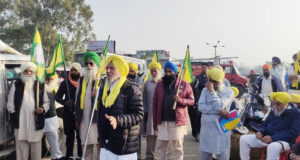 जोगिंदर सिंह उगराहां पत्रकारों से बातचीत करते हुए