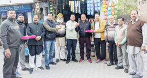 मंडल अध्यक्ष शम्मी वशिष्ठ के नेतृत्व में लड्डू बांटते भाजपा कार्यकर्ता