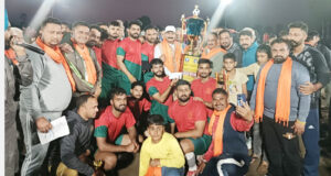 विजेता खिलाडिय़ों को पुस्कृत करते अजय कौशल सेठू व अन्य