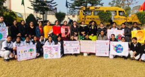 ਪੋਸਟਰ ਮੁਕਾਬਲੇ ਵਿੱਚ ਜੇਤੂ ਵਿਦਿਆਰਥਾਂ ਨਾਲ ਜੀ.ਆਰ.ਡੀ ਨਰਸਿੰਗ ਕਾਲਜ ਦੇ ਸਟਾਫ ਮੈਂਬਰ