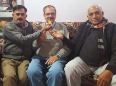 रघुनाथ राणा को लड्डू खिलाते हुए कैप्टन रविंद्र शर्मा, कैप्टन ओंकार सिंह