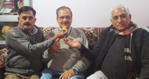 रघुनाथ राणा को लड्डू खिलाते हुए कैप्टन रविंद्र शर्मा, कैप्टन ओंकार सिंह