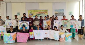 पोस्टर मेकिंग प्रतियोगिता दौरान विजेताओं के साथ प्रिंसीपल डॉ.शबनम कौर, डॉयरेक्टर मानव सैनी व फैकल्टी सदस्य