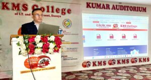 सेमिनार दौरान विद्यार्थियों को जानकारी देते हुए डॉयरेक्टर डॉ.मानव सैनी