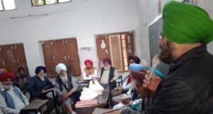 ਮੀਟਿੰਗ ਦੌਰਾਨ ਪ੍ਰਧਾਨ ਕਰਮਜੀਤ ਸ਼ਰਮਾ ਸੰਬੋਧਨ ਕਰਦੇ ਹੋਏ