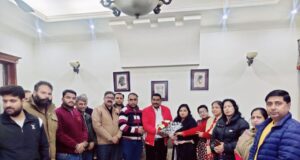 दीपावली बगडिय़ा व उनकी टीम ने किया रजनीश सहगल को सम्मानित