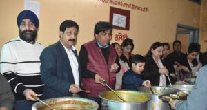 पिता की याद में सांझी रसोई में खुद परोसा भोजन