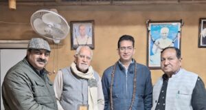 ज्योति स्वरूप को सम्मानित करते हुए संजीव भारद्वाज तथा डॉकटर केके भार्गव