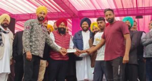 विजेताओ को ईनाम देते हुए मंत्री बलकार सिंह, विधायक जसवीर राजा व अन्य