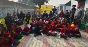 स्वच्छता अभियान सोसाइटी फगवाड़ा रजि: ने बच्चों को टोपियां व स्वेटर बांटे
