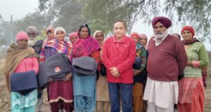 ਕ੍ਰਿਸ਼ਨਾ ਵੰਤੀ ਸੇਵਾ ਸੁਸਾਇਟੀ ਦੇ ਪ੍ਰਧਾਨ ਪ੍ਰਿੰਸੀਪਲ ਸੁਰੇਸ਼ ਅਰੋੜਾ,ਗੁਰਮੇਲ ਸਿੰਘ ਅਤੇ ਗੁਰਚਰਨ ਸਿੰਘ ਔਰਤਾਂ ਨੂੰ ਕੰਬਲ ਵੰਡਣ ਮੌਕੇ