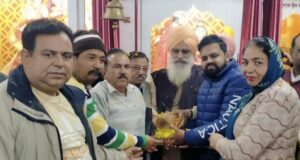 भगतजनो द्वारा मंदिर कमेटी को अक्षत कलश दिए