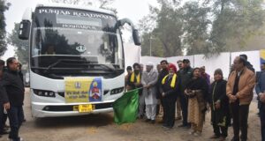 यात्रा बस को झंडी दिखा कर रवाना करते मंत्री जिम्पा व अन्य