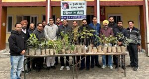 पौधों के साथ बाबा श्री चंद सेवा सोसायटी के सदस्य