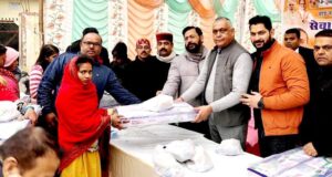 फ्री गैस चूल्हा, कनेक्शन और सिलेंडर वितरित करते हुए भंडारी व अन्य