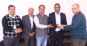 अस्पताल के लिए दो एकड़ जमीन की दान