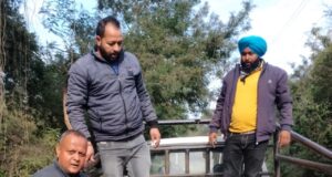 बिट्टू वन विभाग के अधिकारियों तथा घायल सांभर के साथ