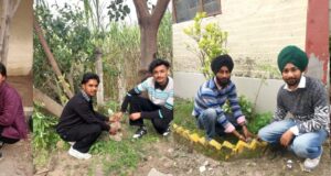 विद्यार्थी अपने घरों में पौधे लगाते हुए