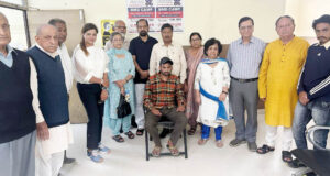 ਅਲਤਾਫ ਹੁਸੈਨ ਦੀ ਅੱਖਾਂ ਦੀ ਪੱਟੀ ਖੋਲਦੇ ਹੋਏ ਡਾਕਟਰਾਂ ਦੀ ਟੀਮ ਨਾਲ ਹਨ ਪ੍ਰਧਾਨ ਸੰਜੀਵ ਅਰੋੜ, ਜੇਬੀ ਬਹਿਲ ਅਤੇ ਹੋਰ