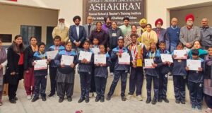 ਜੇਤੂ ਖਿਡਾਰੀਆਂ ਨਾਲ ਸਕੂਲ ਸਟਾਫ ਤੇ ਮਹਿਮਾਨ