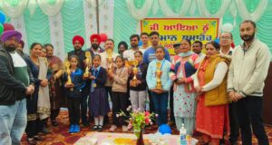 राज्य स्तरीय खेलों में रजत पदक जीतने वाले खिलाड़ियों को सम्मानित करते डीईओ संजीव गौतम, सोनिका व अन्य