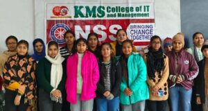 ਤਸਵੀਰ ਵਿੱਚ ਭਾਸ਼ਣ ਪ੍ਰਤੀਯੋਗਿਤਾ ਦੌਰਾਨ ਐਨਐਸਐਸ ਯੂਨਿਟ ਦੇ ਵਲੰਟੀਅਰ ਅਤੇ ਵਿਦਿਆਰਥੀ