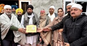 शहीद के परिजनों को सम्मानित करते हुए मंत्री कटारूचक्क, ब्रिगेडियर ढिल्लों, कुंवर विक्की व अन्य