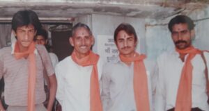 वर्ष पहले अयोध्या कूच करने से पहले अपने गांव के साथियों के साथ कुंवर रविंदर विक्की की फाइल फोटो