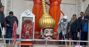 प्रधानमंत्री के आह्वान पर केन्द्रीय मंत्री सोम प्रकाश ने प्राचीन श्री हनुमानगढ़ी मंदिर में की सफाई